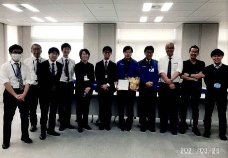 船橋の税理士、森亮が、東京都庁で同僚の都庁職員と業務効率化の後にとった写真（プロフィールに記載）
